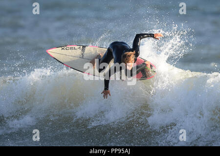 Patrick Langdon-Dark wendet sich genau an die topa-Welle auf der Gower-Halbinsel . Stockfoto