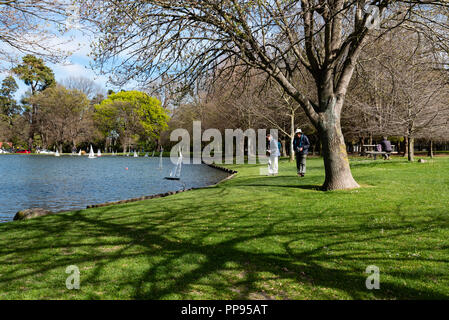 Modell Yacht segeln an der Victoria See, Hagley Park, Christchurch, Neuseeland. Stockfoto