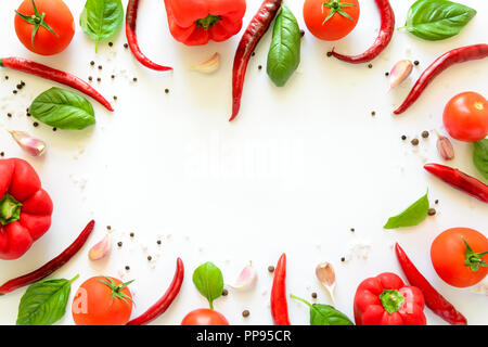 Bunte pizza Zutaten Muster aus Tomaten, Pfeffer, Chili, Knoblauch und Basilikum auf weißem Hintergrund. Kochen Konzept. Ansicht von oben. Flach. Kopieren Stockfoto