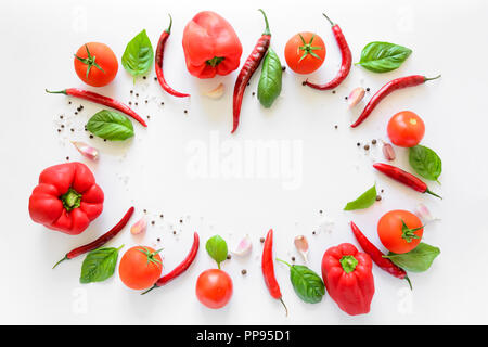 Bunte pizza Zutaten Muster aus Tomaten, Pfeffer, Chili, Knoblauch und Basilikum auf weißem Hintergrund. Kochen Konzept. Ansicht von oben. Flach. Kopieren Stockfoto