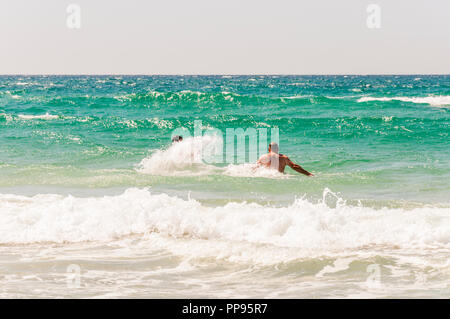 Hier sehen Sie zwei junge Männer im Wasser spielen, jede andere Gießen im Mittelmeer. Stockfoto