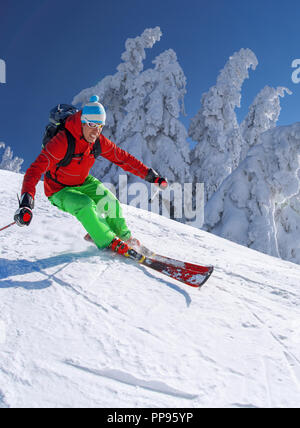 Ski Downhill in den hohen Bergen gegen den blauen Himmel Skifahrer Stockfoto