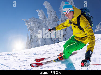 Ski Downhill in den hohen Bergen gegen den blauen Himmel Skifahrer Stockfoto