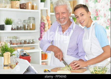 Älterer Mann mit Enkel Vorbereitung Abendessen in der Küche Stockfoto