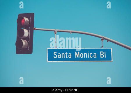 Santa Monica Blvd Schild mit Straßenbeleuchtung in Vintage tone Stockfoto