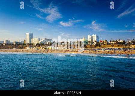 Am Strand von Santa Monica mit dem Bau- und Pazifischen Ozean Blick vom Pier Stockfoto