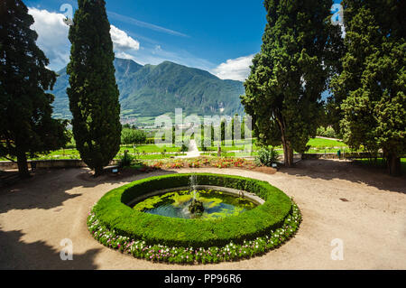 Klassische italienische Garten in Trient mit Blick auf die Alpen, villa Mersi frei zugänglich zu Öffentlichkeit Stockfoto