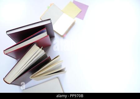 Studie Material. Bildung Hintergrund. Schreibwaren. Aspekte der Bildung. Bücher, Papiere, geöffnet Notebook auf dem Tisch. Stockfoto