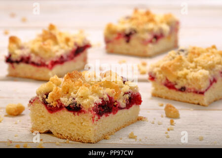 Kuchen mit Früchten und auf weißem Hintergrund Holz bröckeln Stockfoto