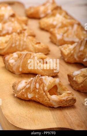 Blätterteig Torte mit Apfel in der Bäckerei Stockfoto