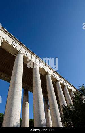 Rom. Italien. Museo della Civiltà Romana, Piazza Giovanni Agnelli, EUR. Museum der römischen Zivilisation. Äußere Kolonnade. Das von den Architekten P konzipiert Stockfoto