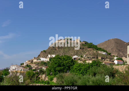 Überreste der alten Festung auf dem Hügel mit Blick auf Oria eine kleine ländliche Gemeinde in Almeria Spanien, Stockfoto