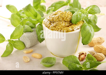 Grüne pesto mit Basilikum und Erdnüsse in einer weißen Schüssel Stockfoto