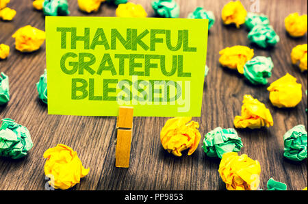 Handschrift text Dankbar dankbar gesegnet. Begriff Sinne Wertschätzung Dankbarkeit gute Laune Haltung Büroklammer behalten geschriebenen Worte gelbes Papier Pape Stockfoto