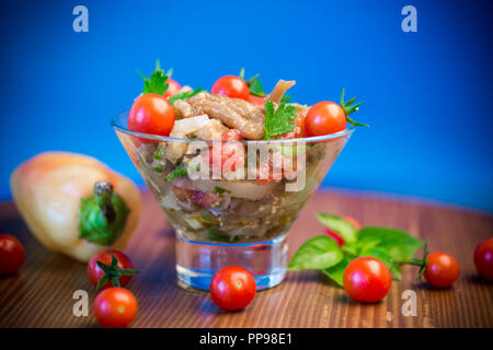 Ein warmer Salat mit gebackenen Auberginen und Paprika mit Kirschtomaten Stockfoto