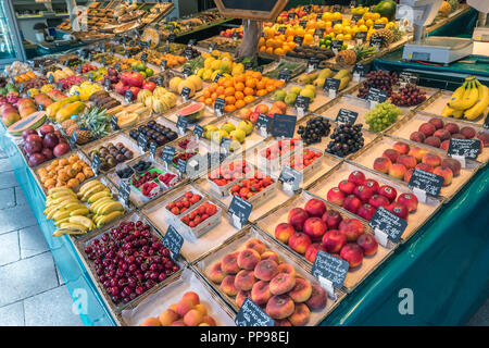 München, Deutschland - 13. MAI 2017: München Deutschland, Früchte Shop an Speise Markt (Viktualienmarkt) Stockfoto