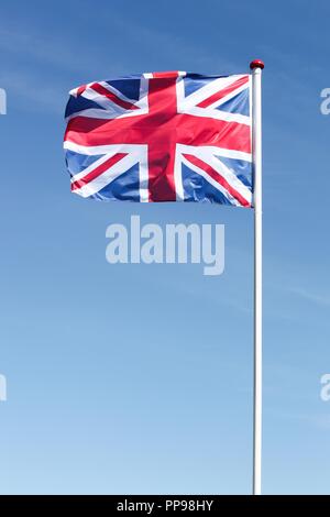 Flagge von Uinited Königreich im Himmel Stockfoto