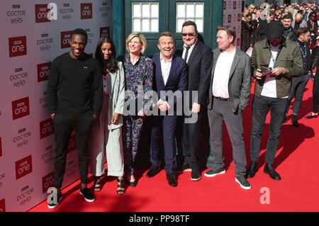 (Von links nach rechts) Tosin Cole, Mandip Gill, Jodie Whittaker, Bradley Walsh, Chris Chibnall und Matt Strevens Teilnahme an den Arzt, der Premiere auf der Light Kino im Moor, Sheffield statt. Bild Datum: Montag, September 24, 2018. Siehe PA Geschichte SHOWBIZ DrWho. Photo Credit: Danny Lawson/PA-Kabel Stockfoto