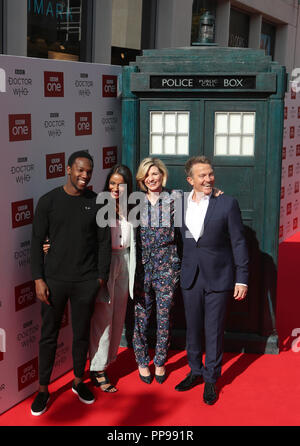 (Von links nach rechts) Tosin Cole, Mandip Gill, Jodie Whittaker und Bradley Walsh an den Arzt, der Premiere auf der Light Kino im Moor, Sheffield statt. Bild Datum: Montag, September 24, 2018. Siehe PA Geschichte SHOWBIZ DrWho. Photo Credit: Danny Lawson/PA-Kabel Stockfoto