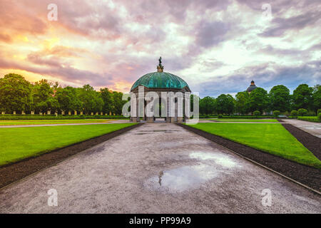 München Deutschland, Sonnenaufgang am Münchner Hofgarten (Court Garden) mit Dianatempel Stockfoto