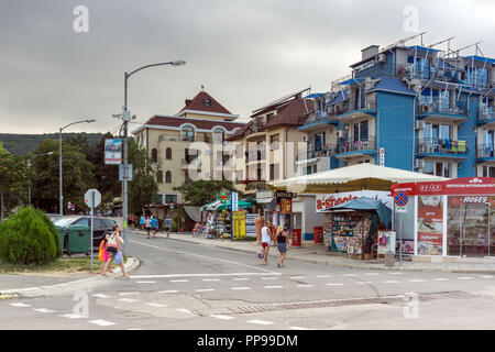 OBZOR, Bulgarien - 26. JULI 2014: Typische Straße in Resort Obzor Region Burgas, Bulgarien Stockfoto