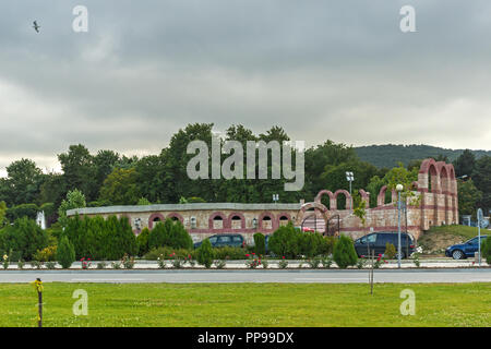 OBZOR, Bulgarien - 26. JULI 2014: Typische Straße in Resort Obzor Region Burgas, Bulgarien Stockfoto