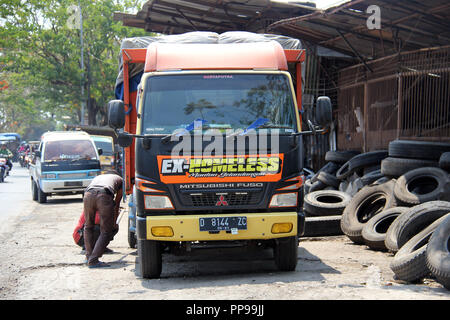 Lkw-Fahrer und Arbeiter die Überprüfung von Reifen in Bandung, Indonesien, Südostasien. Stockfoto