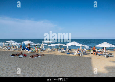 OBZOR, Bulgarien - 26. JULI 2014: Strand von Resort Obzor Region Burgas, Bulgarien Stockfoto