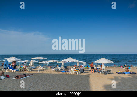 OBZOR, Bulgarien - 26. JULI 2014: Strand von Resort Obzor Region Burgas, Bulgarien Stockfoto