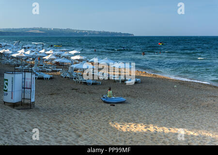 OBZOR, Bulgarien - 26. JULI 2014: Strand von Resort Obzor Region Burgas, Bulgarien Stockfoto