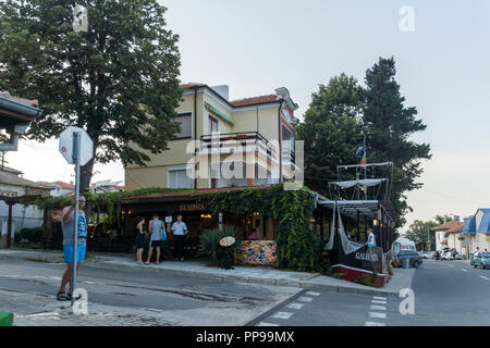 OBZOR, Bulgarien - 26. JULI 2014: Street im Zentrum der Ortschaft Volders, Region Burgas, Bulgarien Stockfoto