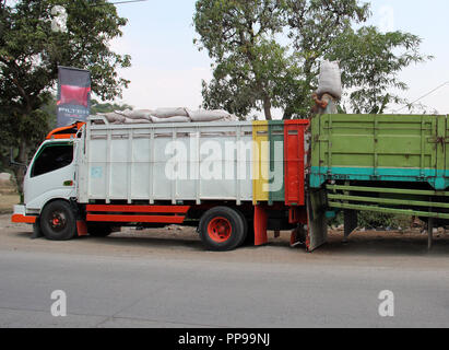 Arbeitnehmer bewegen Ladung von Lkw an andere Fahrzeuge in Bandung, Indonesien, Südostasien. Stockfoto