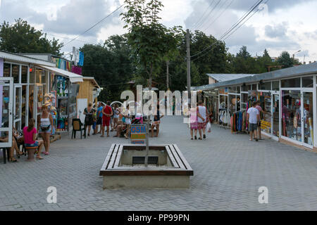 OBZOR, Bulgarien - 29. JULI 2014: Street im Zentrum der Ortschaft Volders, Region Burgas, Bulgarien Stockfoto