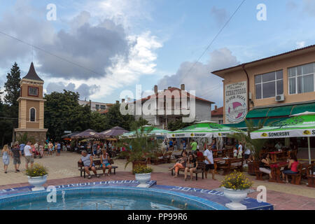 OBZOR, Bulgarien - 29. JULI 2014: Street im Zentrum der Ortschaft Volders, Region Burgas, Bulgarien Stockfoto