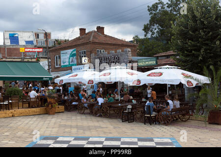 OBZOR, Bulgarien - 29. JULI 2014: Street im Zentrum der Ortschaft Volders, Region Burgas, Bulgarien Stockfoto