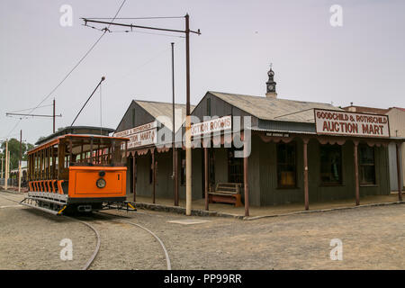 September 24, 2018: Berühmte Kimberley Straßenbahn neben dem historischen Gebäude in der 'Big Hole Museum' in Kimberley, Südafrika. Foto von Dirk Jacobs. Stockfoto