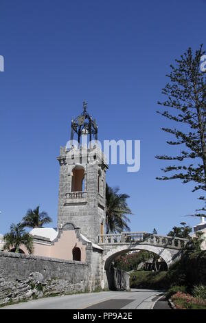 Manor House Brücke über Harrington Sound der Straße auf das Manor House Tower und das Bootshaus in Smith's Parish in der Nähe von flatt's Village, Bermuda Stockfoto