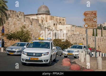 JERUSALEM, Israel. September 15, 2017. Israelische Taxi Auto vor das misttor der Altstadt von Jerusalem. Grau Kuppel der Al-Aksa-Moschee. Stockfoto