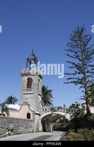 Manor House Brücke über Harrington Sound der Straße auf das Manor House Tower und das Bootshaus in Smith's Parish in der Nähe von flatt's Village, Bermuda Stockfoto