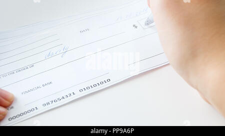 Closeup Bild der unterzeichnenden Person persönliche Bank prüfen Stockfoto