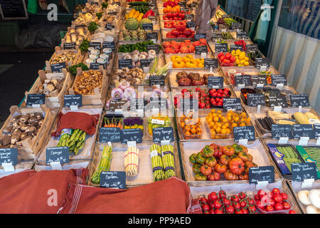 München, Deutschland - 13. MAI 2017: München Deutschland, Gemüse Shop an Speise Markt (Viktualienmarkt) Stockfoto