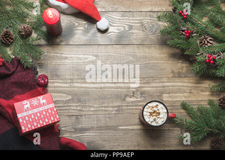 Weihnachten Zusammensetzung der Kranz, karierte pleid, Tasse Kaffee auf Holzbrett. Flach. Ansicht von oben. Kopieren Sie Platz. Stockfoto