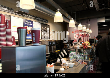 Innenansicht des Costa Coffee counter, Tassen und Kunden am Bahnhof Paddington in London UK KATHY DEWITT Stockfoto