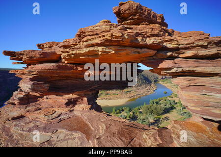 Ein Blick von der Mitte des hohlen Felsen mit Blick auf einen Fluss in der kalbarri Western Australia bei Tageslicht Stockfoto