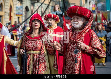 Menschen in historischen Kleidern auf mittelalterlichen Parade - traditionell kostümierten Prozession als Teil der Feierlichkeiten während der jährlichen Weiß Trüffelfest in Alba. Stockfoto