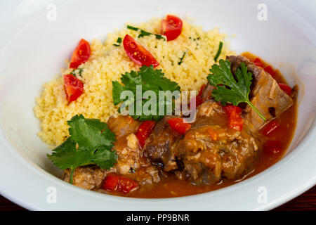 Lamm mit Couscous Koriander serviert. Stockfoto