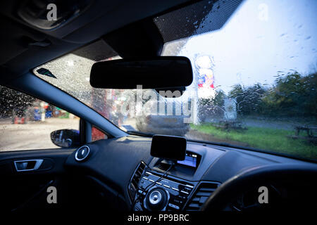 In einem Ford Fiesta auto Cockpit, am Straßenrand an einem regnerischen Tag geparkt. Stockfoto