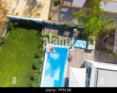 Luftaufnahme von Villa mit Pool und Garten Stockfoto