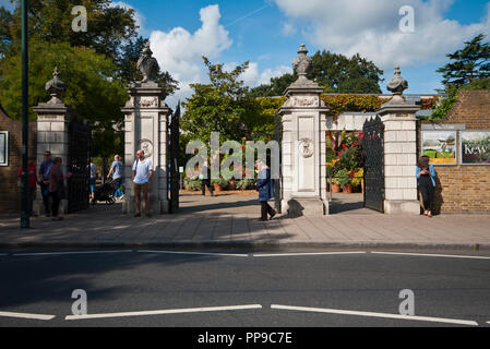 Die Victoria Gate Eingang zu den Royal Botanic Gardens, Kew Gardens London England Großbritannien Stockfoto