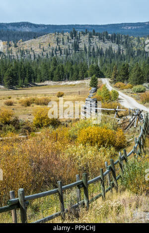 Split Schiene Zaun in der Nähe von Dubois, Wyoming Stockfoto